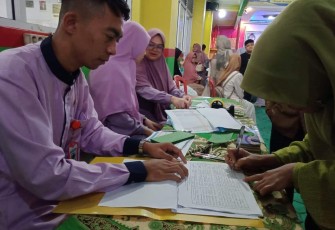 Calon santri Pondok Pesantren Kauman Muhammadiyah mengikuti tes seleksi calon santri baru tahun pelajaran 2023/2024.