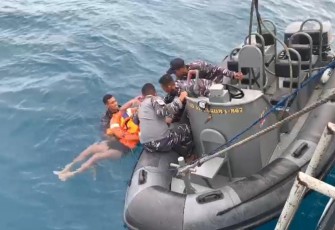 Prajurit KRI Albakora-867 saat evakuasi korban speed boat yang tenggelam di perairan Memberano Raya Papua, Minggu (8/1)