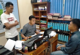 Terduga pelaku pengedar sabu saat menjalani pemeriksaan di  Mapolres Blora.