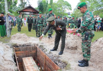 Kasdim saat Pimpin Upacara Pemakaman Secara Militer Almarhum Sertu Agus Widodo 