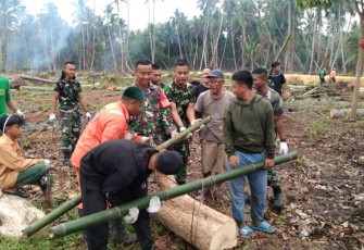 Gotong-royong angkat batang pohon bersama masyarakat 