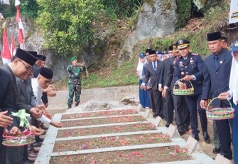 Kalapas Kelas III Suliki Kamesworo, turut serta di acara prosesi Tabur Bunga memperingati Peristiwa Gugurnya Sembilan Syuhada di Titian Dalam, Nagari Pandam Gadang.