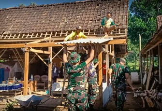 Gotong royong bangun rumah warga binaan 