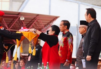 Megawati Soekarnoputri saat menerima bendera dari penerjun, Selasa (10/1)