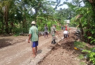 Karya bakti bangun talud bersama warga binaan