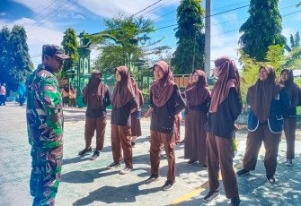 Sertu Anggoro saat melatih PBB 