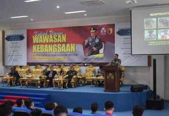 Pangdam V Brawijaya Mayjen TNI Farid Makruf saat memberikan ceramah kebangsaan di universitas Darussalam Gontor Ponorogo 