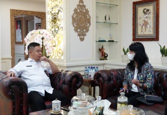 Dirjen Bangda Kemendagri Teguh Setyabudi saat menerima Dirjen Cipta Karya Kementerian PUPR Diana Kusumastuti di ruang kerjanya. Rabu (11/1)