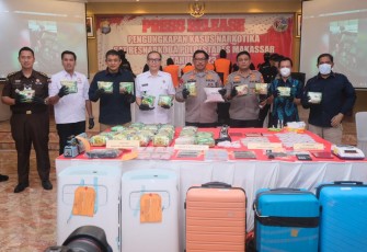 Kapolda Sulsel Irjen Pol Drs Nana Sudjana saat konferensi pers pengungkapan Narkoba Sabu 43 Kg, Kamis (12/1)