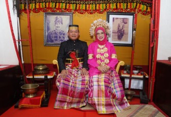 Kasad Jenderal TNI Dudung Abdurachman bersama istri memakai pakaian adat Gowa, Kamis (12/1)