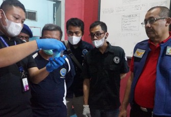 BNN Banten saat tes urine napi di Lapas Cilegon 