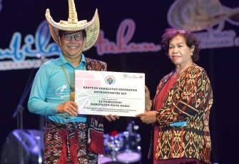 Menteri Desa PDT dan Transmigrasi Abdul Halim Iskandar saat memberikan bantuan secara simbolis