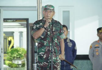 Dandim 0803/Madiun Letkol Inf Meina Helmi saat memberikan pengarahan dalam apel gabungan 
