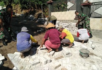 Gotong royong bersama warga pasang paving jalan desa