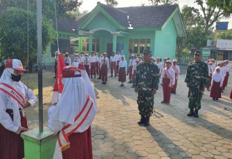 Pembina upacara di SDN Rejuno