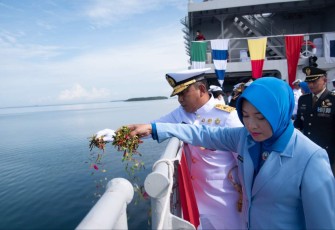 Kepala Staf Koarmada III Laksamana Pertama TNI Rudhi Aviantara saat tabur bunga peringati Hari Dharma Samudera di atas geladak KRI Teluk Wondama-527, Senin (15/1)