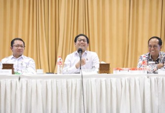 Abdul Halim Iskandar Menteri Desa, PDT, dan Transmigrasi  didampingi Sekjen Kemendes PDTT Taufik Madjid, Dirjen Pembangunan Desa dan Perdesaan Sugito, Kepala Pusat Data dan Informasi Ivanovich Agusta, Staf Khusus Mendes PDTT Abdul Malik Haramain berdialog dengan para kepala desa  Se-Kabupaten Jombang, Jawa Timur di Kantor Kemendes PDTT, Senin (16 Januari  2023)