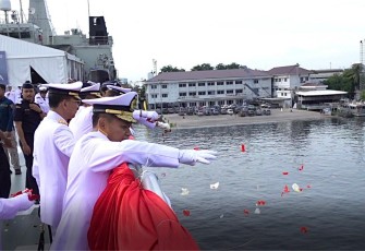 Pangkolinlamil Laksda TNI Agus Hariadi saat tabur bunga peringati Hari Dharma Samudera 