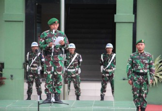 Kasdim 0906/Kkr Mayor Inf Mahfudz saat membacakan amanat Panglima TNI Laksamana Yudo Margono 