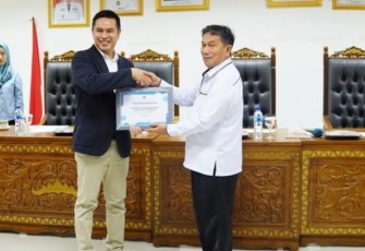 Pemkab Pesibar saat Terima Piagam Penghargaan Dari Dirjen Pajak 