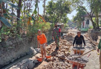 Gotong-royong perbaiki jalan desa binaan 