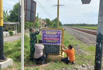 Pasang himbauan di palang pintu pelintasan kereta api 