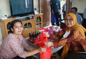 Kadiv Administrasi Yusfini saat mengunjungi keluarga pasien Covid-19