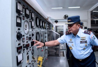 Dankoharmatau Marsda TNI Bambang Triono saat pengecekan fasilitas di Depohar 10