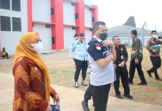 Kadiv Administrasi Yusfini saat mengunjungi pembangunan Blok Hunian Lapas Kelas I Tangerang