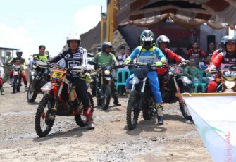 Dandim 0805/Ngawi Letkol Inf Adi Wirawan bersama komunitas trail