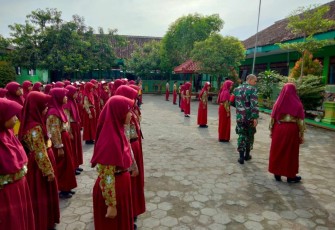 Latih siswa Peraturan Baris Berbaris 