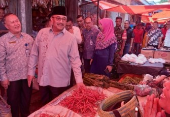 Bupati Pasaman saat berkunjung ke Pasar Kumpulan