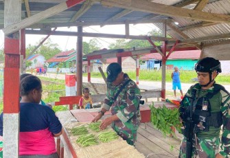 Satgas Yonif RK 136/TS Beli Sayuran di Pasar Rakyat