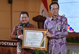Kepala Badan Pengembangan dan Informasi Desa, Daerah Tertinggal, dan Transmigrasi Ivanovich Agusta saat memberikan penghargaan kepada Pemerintah Provinsi DIY atas komitmen dalam pembangunan desa berbasis budaya. 