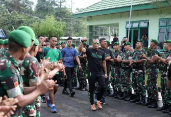 Pangdam Hasanuddin Mayjen TNI Dr. Totok Imam Santoso saat mengunjungi Yonzipur 8/SMG dengan berlari