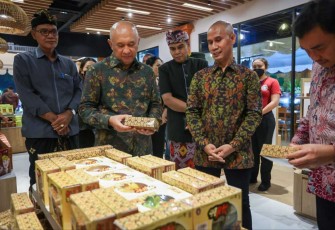 Menteri Teten Masduki saat meninjau hasil UMKM oleh-oleh di Bali