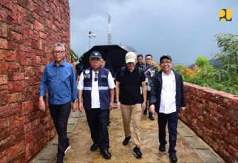 Menteri Basuki saat tinjau kawasan Waterfront Marina Labuan Bajo