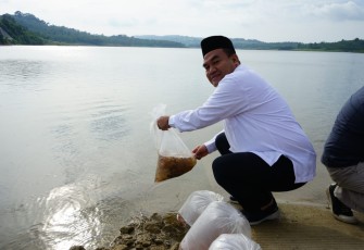 Bupati Blora Arief Rohman tebar benih ikan di Bendungan Randugunting Blora.