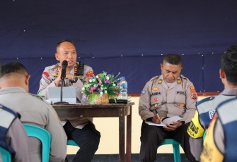 Kapolres Ngada AKBP Padmo Arianto saat memberikan penghargaan 