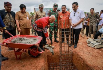 Menteri Teten Masduki saat peletakan batu pertama pembangunan pabrik minyak goreng 
