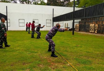 Kadispenal Laksamana Pertama TNI Julius Widjojono saat unjuk kebolehan menembak