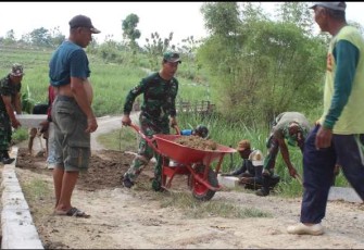 Gotong royong bersama warga binaan perbaiki jalan