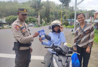 Personil Polres Ngada, Menggelar Operasi Keselamatan Turangga 2023 hari kedua, bertempat di seputaran kota Bajawa, Kabupaten Ngada, Rabu (08/02/2023)