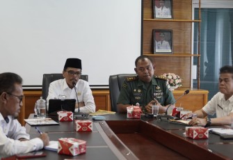 Bupati Limapuluh Kota, Safaruddin menangapi pemaparan Letkol Infanteri, Deny Nur Cahyono terkait persiapan kegiatan terpadu TMMD ke-116 di ruang rapat bupati.