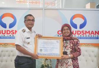 Pj. Wali Kota Payakumbuh, Rida Ananda Terima Penghargaan Penilaian Kepatuhan Penyelenggaraan Pelayanan Publik 2022 dari Kepala Ombudsman RI Perwakilan Sumbar.