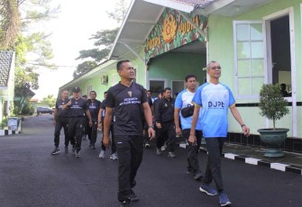 Danmenarmed 2 Kostrad Kolonel Arm Joko Setiyo Kurniawan saat olahraga bersama 