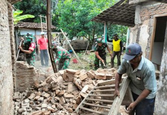 Gotong-royong perbaiki rumah warga binaan 
