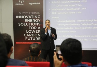 Dr. Prasanna menjelaskan materi teknologi CCUS dan DAC yang di kembangkan oleh ExxonMobil dalam pengurangan emisi karbon.