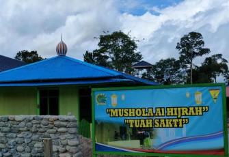 Bangun musholla di Distrik Tahota