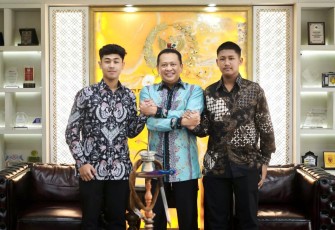 Bambang Soesatyo bersama pembalap muda Indonesia 